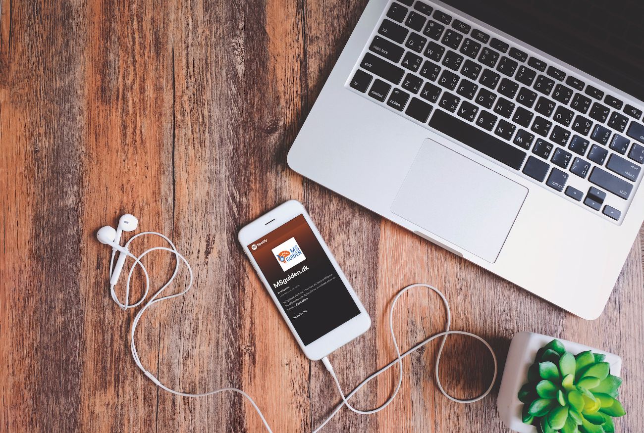 Smartphone med MSguidens podcast